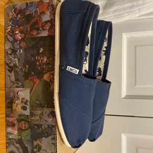Womens TOMS classic navy canvas size 9.5 NWT